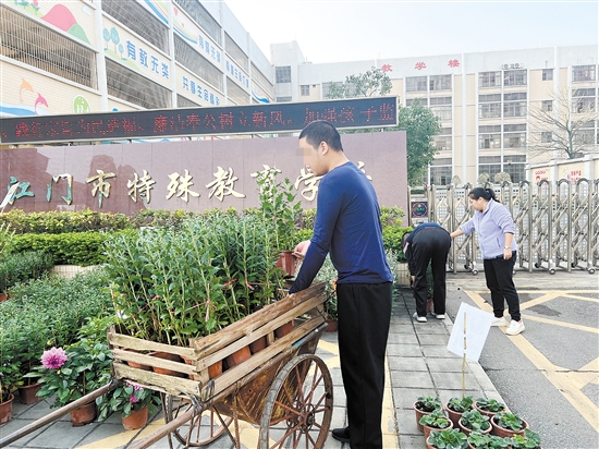 學(xué)生們搬運迎春花，為義賣作準(zhǔn)備。