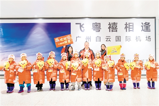 江門春秋國旅迎接江門“小醒獅”第一分隊(duì)回家。