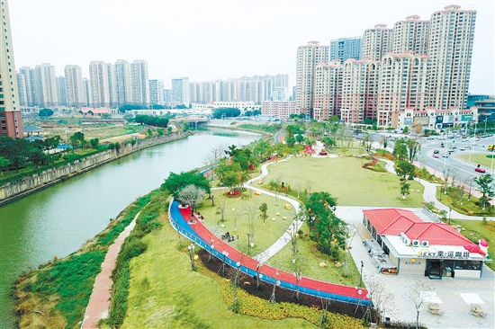 臺山碧道的設計與建設理念，均以生態(tài)保護為核心，注重保留沿途的河灘地，營造“紅花盛開、綠草如茵、魚兒游弋”的生態(tài)水文環(huán)境。圖為臺城河段碧道。