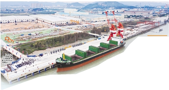 萬噸級海輪長驅(qū)直入崖門出海航道，?？吭谛聠⒂玫娜A津碼頭。