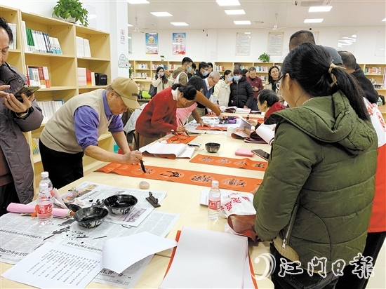 書法家現(xiàn)場書寫春聯(lián)，為退役軍人和群眾送上新春祝福。