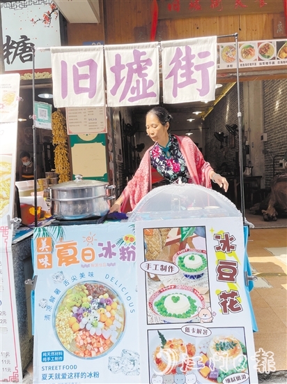 黃綺屏在店門(mén)口支起了小攤，既接地氣又有特色，吸引過(guò)往行人關(guān)注。