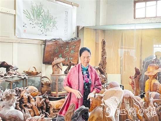 黃綺屏和她的根雕藝術(shù)藏品。