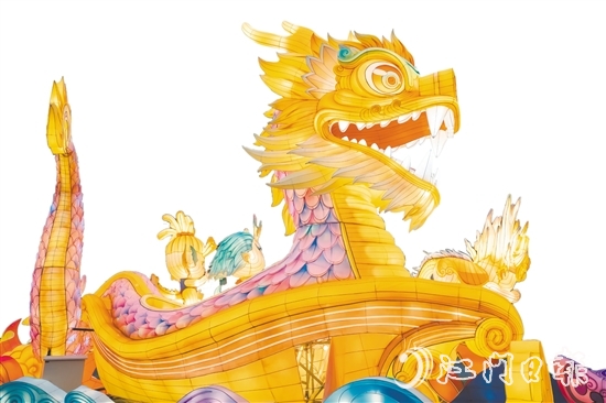 赤坎華僑古鎮(zhèn)內(nèi)的龍花燈，氣勢(shì)如虹，萌態(tài)可掬，把濃厚的春節(jié)氛圍拉滿，點(diǎn)亮了赤坎華僑古鎮(zhèn)的“夜景模式”。