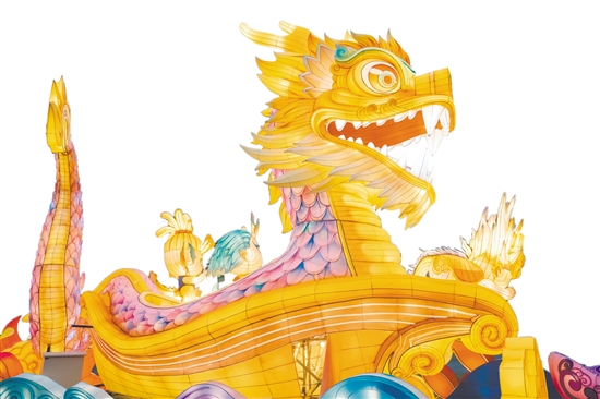 赤坎華僑古鎮(zhèn)內(nèi)的龍花燈，氣勢(shì)如虹，萌態(tài)可掬，把濃厚的春節(jié)氛圍拉滿，點(diǎn)亮了赤坎華僑古鎮(zhèn)的“夜景模式”。