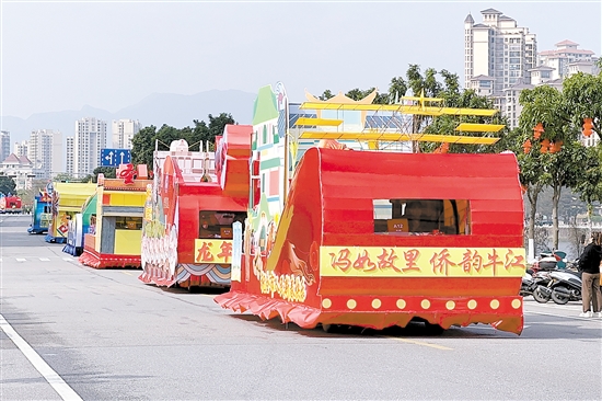 精心“打扮”的20輛花車行駛在錦江河岸。張安怡