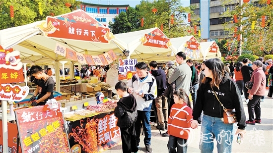 新會(huì)人民會(huì)堂廣場(chǎng)上，“新會(huì)太會(huì)了吧”年味潮流市集吸引了眾多游人。