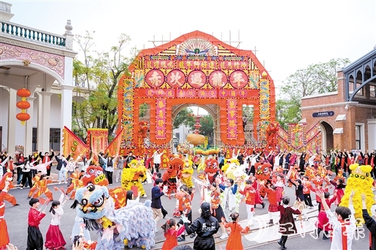 赤坎華僑古鎮(zhèn)以“赤坎過(guò)龍年”為主題，通過(guò)新中式氛圍裝飾與中西文化交融的演藝，為游客增添年味。