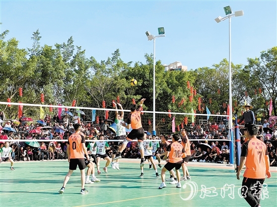 臺(tái)山市三合鎮(zhèn)新春九人排球賽在三合鎮(zhèn)溫泉新區(qū)新星光排球場(chǎng)舉行。