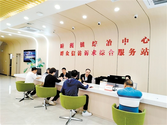 市民群眾在新會區(qū)睦洲鎮(zhèn)綜治中心辦理業(yè)務。