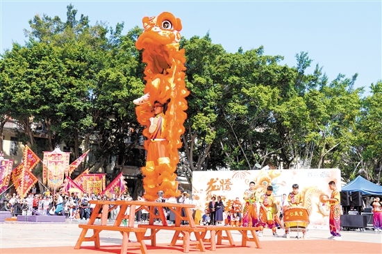 長堤歷史文化街區(qū)舉行江門市龍獅巡游。圖為醒獅高樁表演。