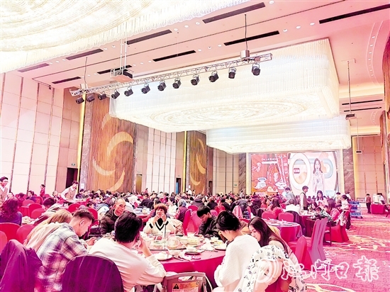 春節(jié)期間，江門熱門餐廳排號(hào)等位、訂單爆滿的火熱景象隨處可見。
