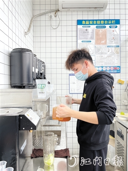 茶飲店工作人員加班加點(diǎn)制作茶飲。