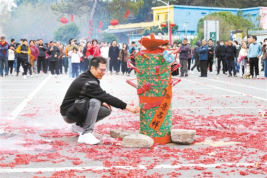 “燒花炮”鬧元宵是棠下鎮(zhèn)傳統(tǒng)民間習(xí)俗。