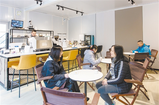 禮樂街道英南村新建的3.3咖啡屋，成了村民和游人的網(wǎng)紅打卡點(diǎn)。