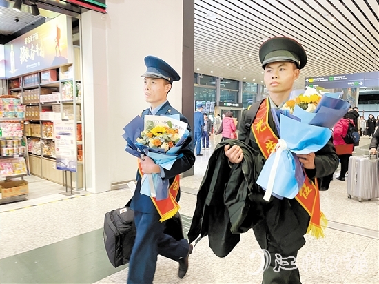 巧合的是，馮伙林（左）、吳永源乘坐了同一班飛機(jī)，更巧的是，他們相鄰而坐。