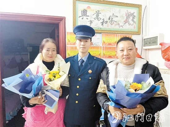 袁鑫灃“突然回家”，給家人一個(gè)驚喜。