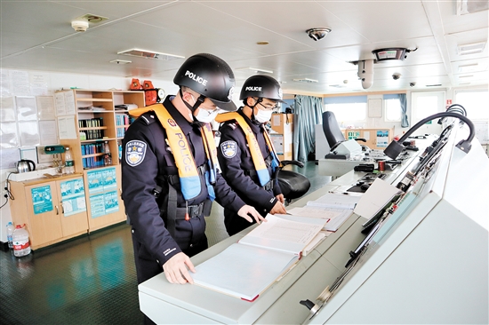 民警檢查船舶日志。