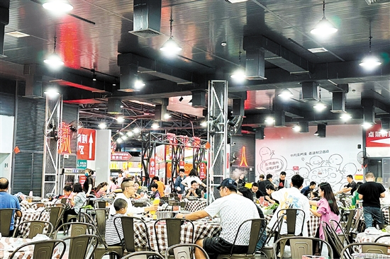 在餐飲行業(yè)“內(nèi)卷”之時(shí)，邑家人逆勢(shì)上行，做出特色，滿(mǎn)足消費(fèi)者的需求。