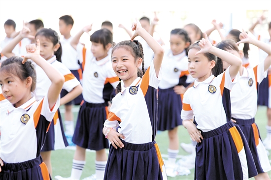江海學(xué)子神采奕奕，朝氣蓬勃。