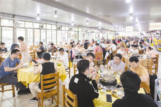 棠下鎮(zhèn)五洞牛肉美食街生意十分火爆，壯大了村集體經(jīng)濟，增加了村民收入。