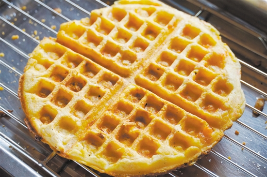 臺山爐底糍外貌與華夫餅十分相似。