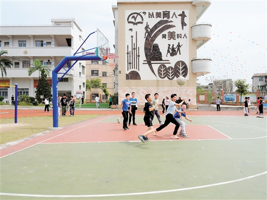 棠下鎮(zhèn)中心小學，課間不少學生來到操場打籃球。