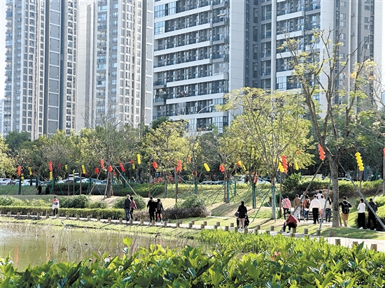 市民外出旅行時要遵守文明旅游要求，不亂扔垃圾，不踐踏花草。