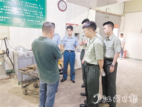 圣堂鎮(zhèn)組織退役軍人走進企業(yè)參觀學(xué)習(xí)。