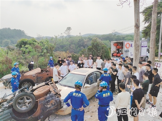退役軍人參加地震救援實(shí)戰(zhàn)化訓(xùn)練。