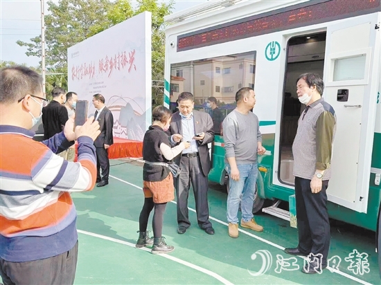 江門“振興號金融動(dòng)車”為市民提供金融服務(wù)。