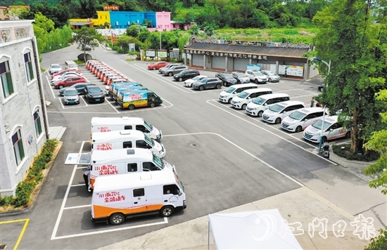 我市完成29輛江門“振興號金融動(dòng)車”改造工作，在全國首創(chuàng)“金融服務(wù)、政務(wù)服務(wù)、生活服務(wù)、電商服務(wù)”于一體的農(nóng)村金融移動(dòng)服務(wù)“江門模式”。