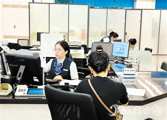 市民在銀行柜臺辦理房貸有關業(yè)務。