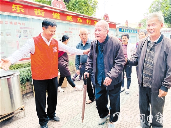 在李澤偉的引導(dǎo)下，威東村積極探索嵌入式養(yǎng)老服務(wù)體系。圖為李澤偉參加關(guān)愛老人志愿服務(wù)。