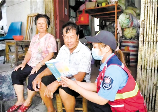 網(wǎng)格員開展入戶宣傳，及時捕捉基層“弱信號”，通過“粵平安”云平臺上報。