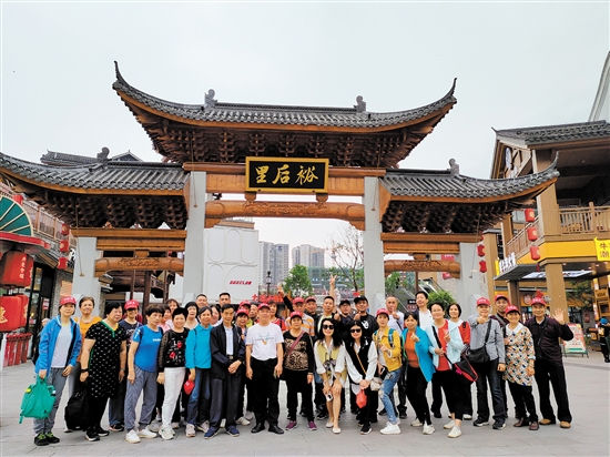 “湘”遇郴州首發(fā)團在裕后街合影留念。