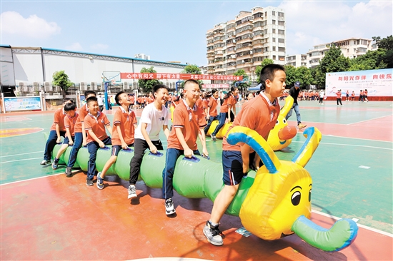 發(fā)展小學(xué)陽光心理節(jié)上，學(xué)生們玩起了團(tuán)隊(duì)游戲。