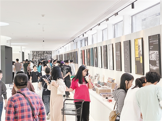 先鋒書店把華南首店開進開平市塘口鎮(zhèn)強亞村，打造田野邊的“精神糧倉”。