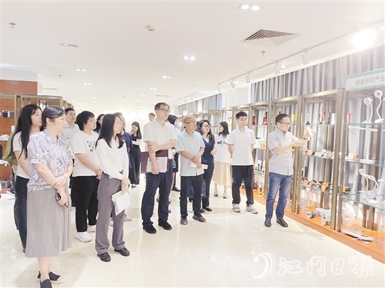 會后江門金融系統(tǒng)代表參觀小崧股份。