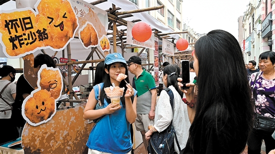 非遺展示及銷售攤位前，參觀、駐足選購的市民游客絡(luò)繹不絕。