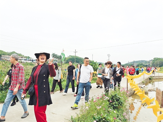 游客在三泉灣僑文化基地游玩，欣賞周邊美景。