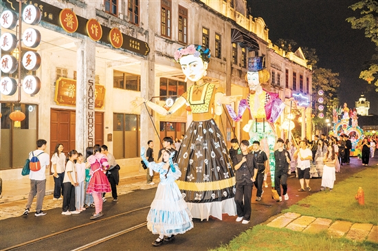 赤坎華僑古鎮(zhèn)活動(dòng)豐富，吸引游客圍觀。