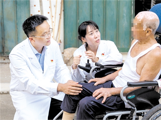 董淑猛和徐娜為麻風老人看診。毛炯