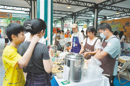 在“5·19中國旅游日”活動期間，特色市集受到市民游客歡迎。
