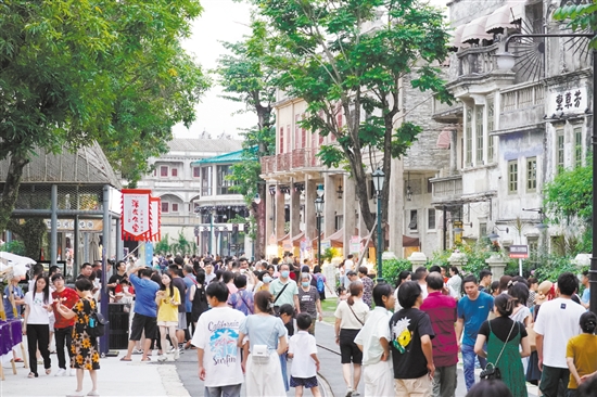 赤坎華僑古鎮(zhèn)游人如織。