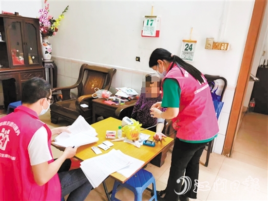 家庭醫(yī)生團(tuán)隊(duì)上門為居民進(jìn)行體檢服務(wù)。