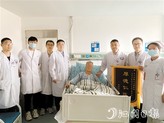 康復(fù)出院前，84歲老人和家屬為醫(yī)護人員送上錦旗。