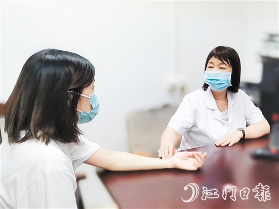 醫(yī)生在為病人看診。