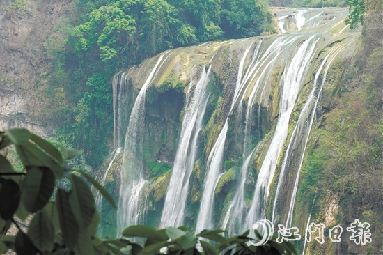團友可以領略黃果樹瀑布壯觀的景象。