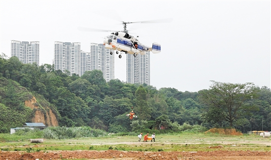 三地消防部門共出動(dòng)60余輛消防車、4只搜救犬、1架直升機(jī)、245名消防員參加演練。圖為直升機(jī)進(jìn)行物資投送和傷員轉(zhuǎn)運(yùn)演練。